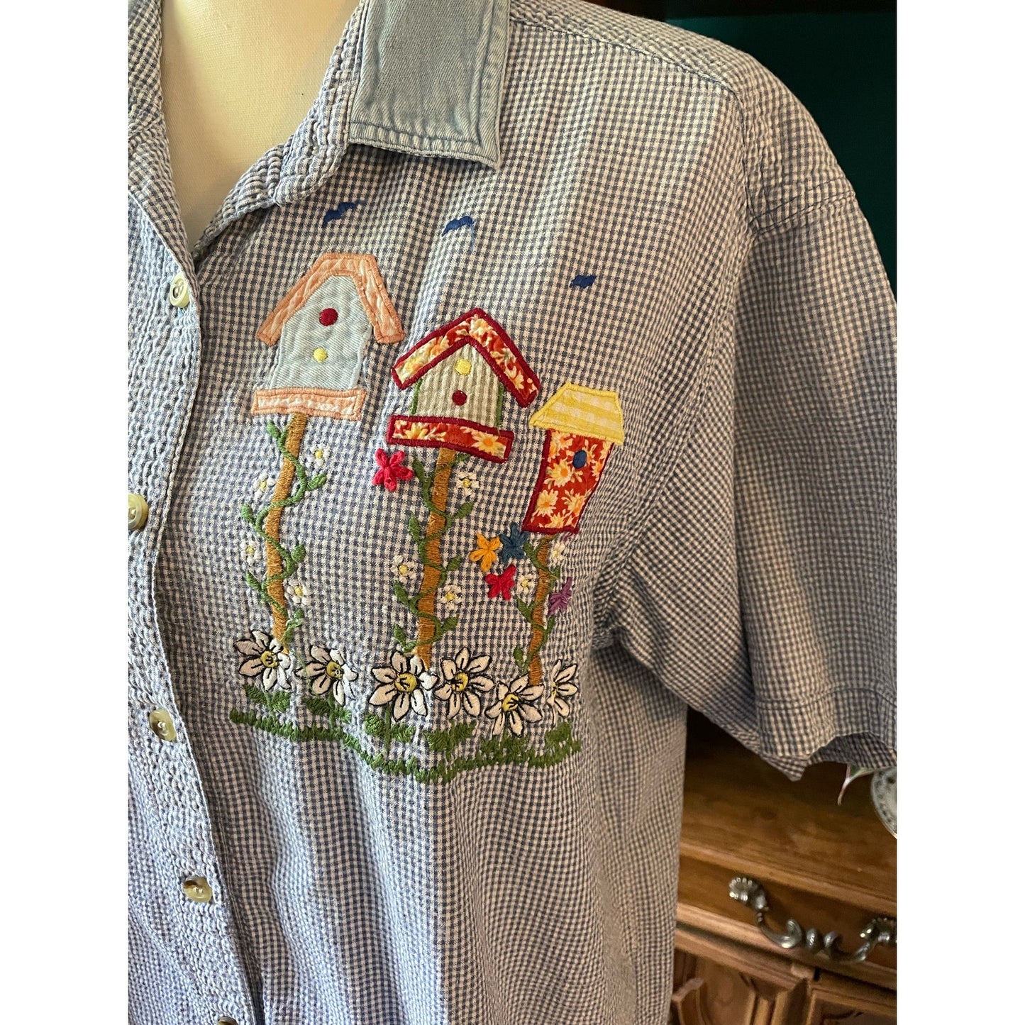 Gingham Embroidered Shortsleeved Shirt Women’s XL Blue and White Flowers & Bird Houses Grannycore