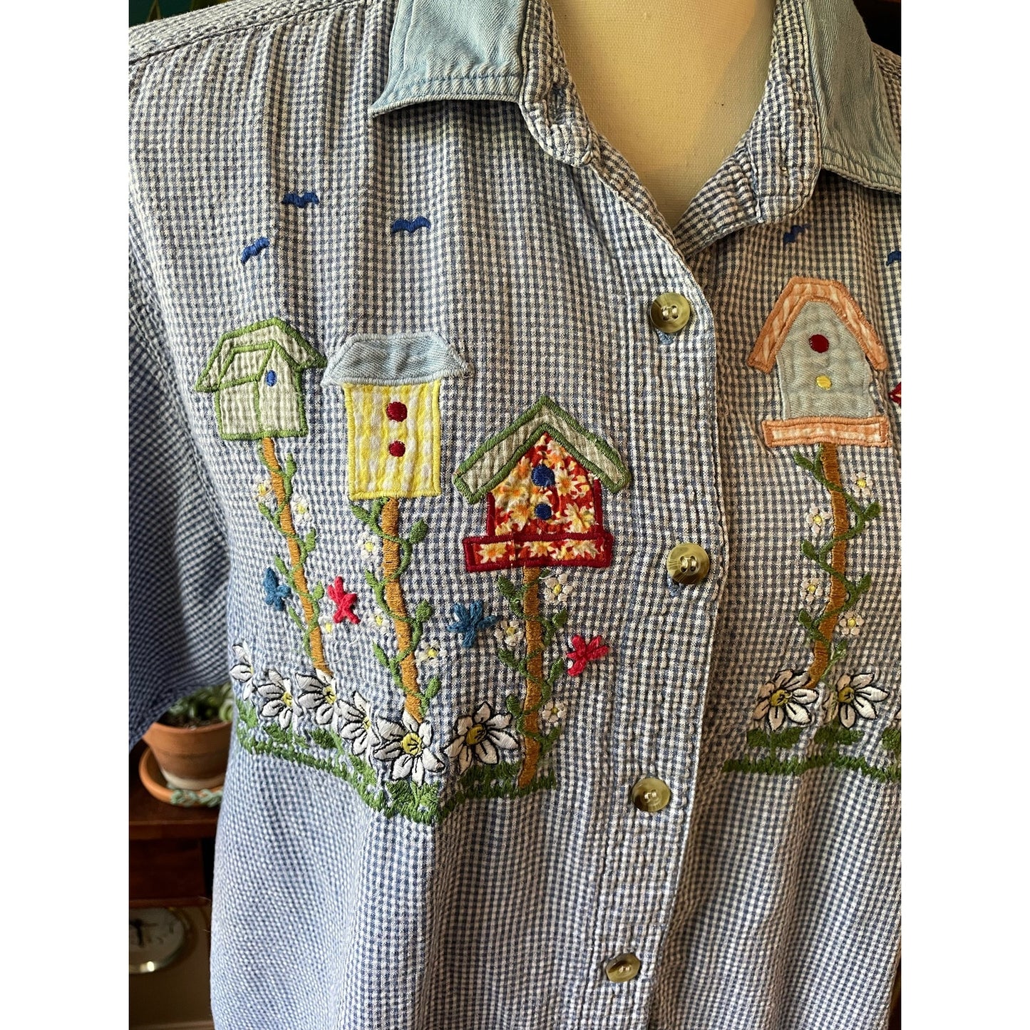 Gingham Embroidered Shortsleeved Shirt Women’s XL Blue and White Flowers & Bird Houses Grannycore